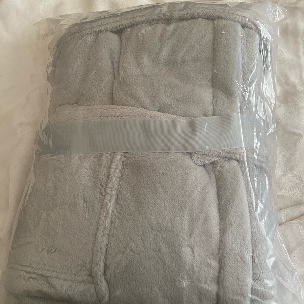Amy Miller Plush Gray Robe NIP - Picture 2 of 4